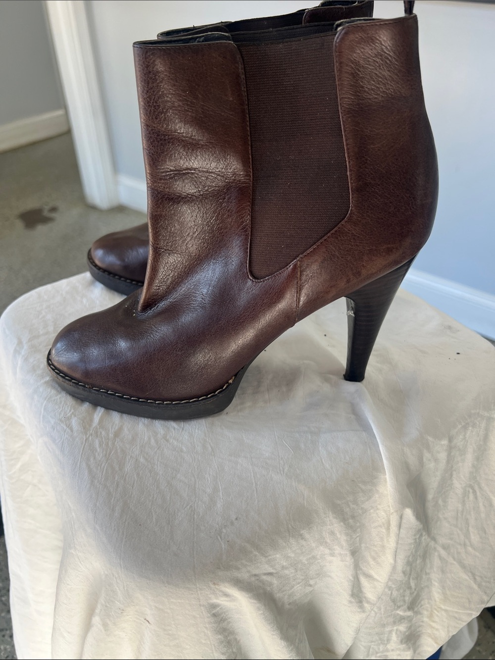 Banana Republic Chocolate Brown Leather Chelsea Ankle Boots - Picture 2 of 5